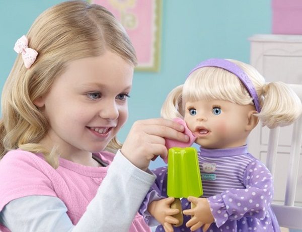 Đồ chơi búp bê giúp bé học hỏi được nhiều kĩ năng bổ ích khi chơi