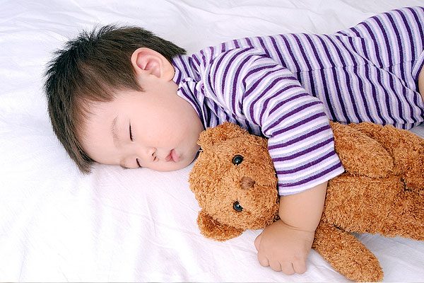 Ngủ đủ giấc cũng là phương pháp giúp tái tạo não bộ bé một cách tốt nhất 