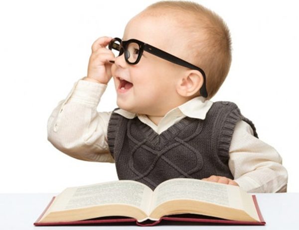Đọc sách giúp bé bổ sung được nhiều kiến thức đồng thời kích thích não bộ cho bé ngày càng thông minh
