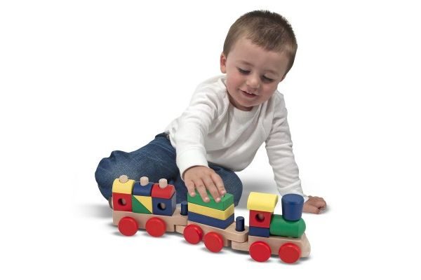 Đồ chơi gỗ có tác động không nhỏ trong việc giúp bé phát triển trí não toàn diện