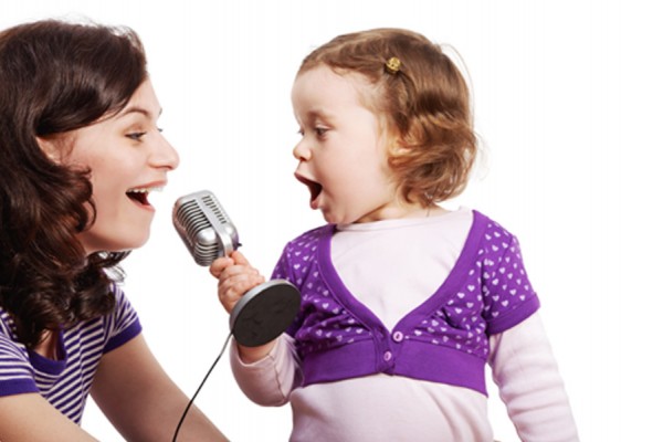 Mẹ hãy dạy bé học hát để sửa tật nói ngọng 