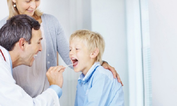 Mẹ hãy đưa trẻ đi khám bác sĩ để tìm ra nguyên nhân trẻ bị nói ngọng