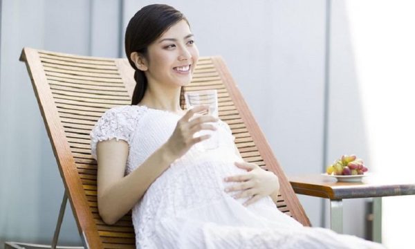 Uống nhiều nước giúp mẹ bầu khỏe mạnh và dễ sinh