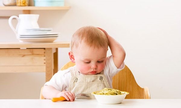 Ăn không đủ là một trong những nguyên nhân gây thiếu máu ở trẻ sơ sinh