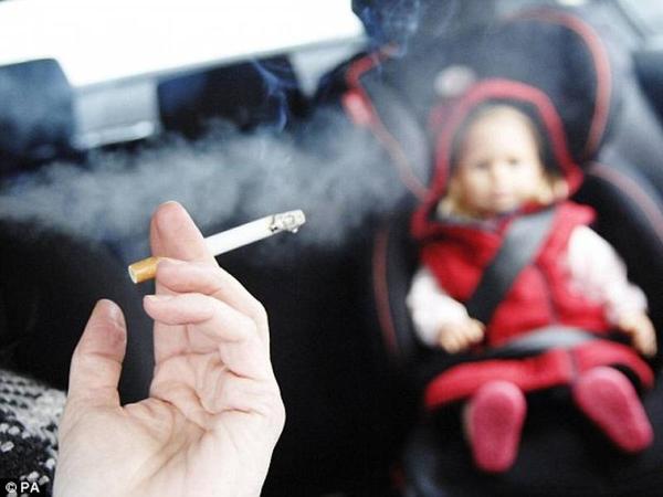 Không để trẻ tiếp xúc với khói thuốc lá